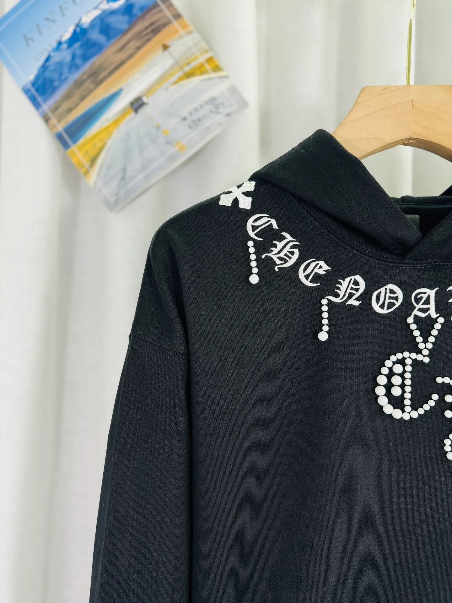 P290 top version, real shot without P, ​​different from market currency) 𝗖𝗵𝗿𝗼𝗺𝗲 𝗛𝗲𝗮𝗿𝘁𝘀/Cro Heart 2025 washed and burned flower patch embroidered autumn and winter new original single counter American patchwork 3D three-dimensional couple casual hooded sweatshirt 👑The highest version! Customized fabric 480g tripe terry fabric! American-style acid-washed and distressed original fabric, laser burning + appliqué embroidery, exquisite embroidery of beaded letters! The best-selling model in the counter, very comfortable to wear. Accessories: original molded and authenticated collar label➕100% silk wash label. Genuine purchase-grade original hangtag➕matching hanging rope➕3D hanging beads➕original packaging bag. Craftsmanship: The original version has consistent wiring! The highest version of the armhole matching technique! Color: Black Size: S M L XL Style No.: 9335